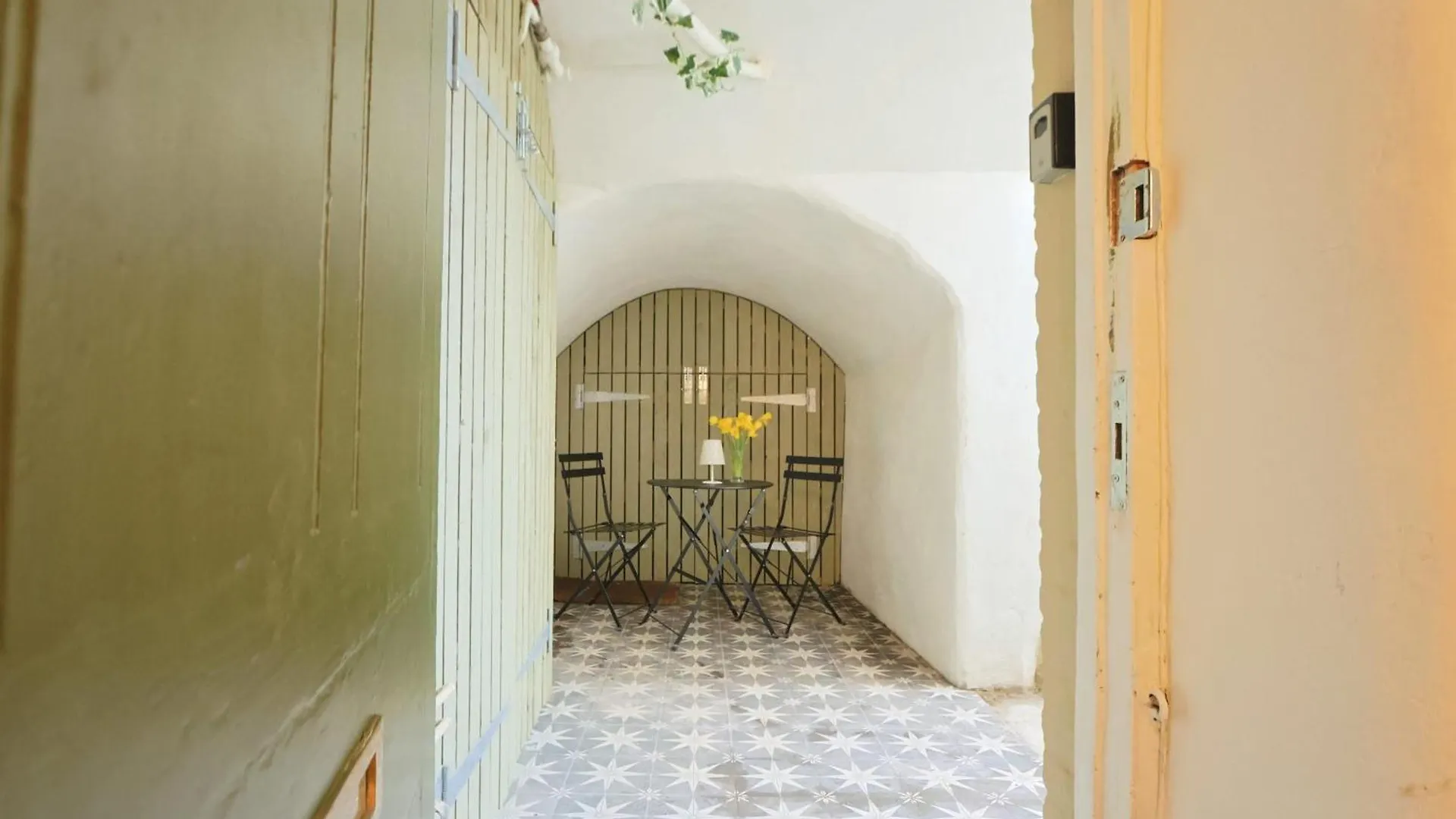 Two Bedroom Flat In Caledonia Place Bristol