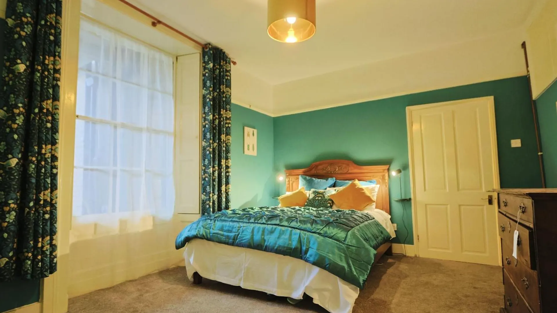 Two Bedroom Flat In Caledonia Place Bristol 0*,