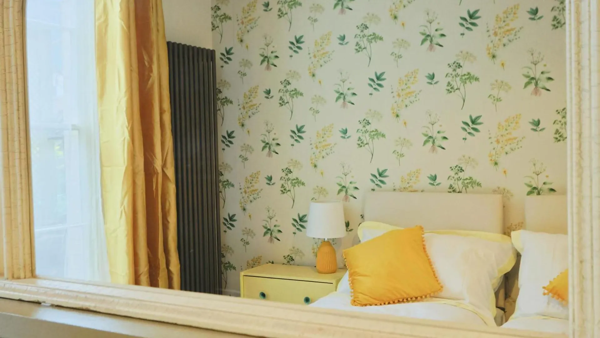Two Bedroom Flat In Caledonia Place Bristol Apartment