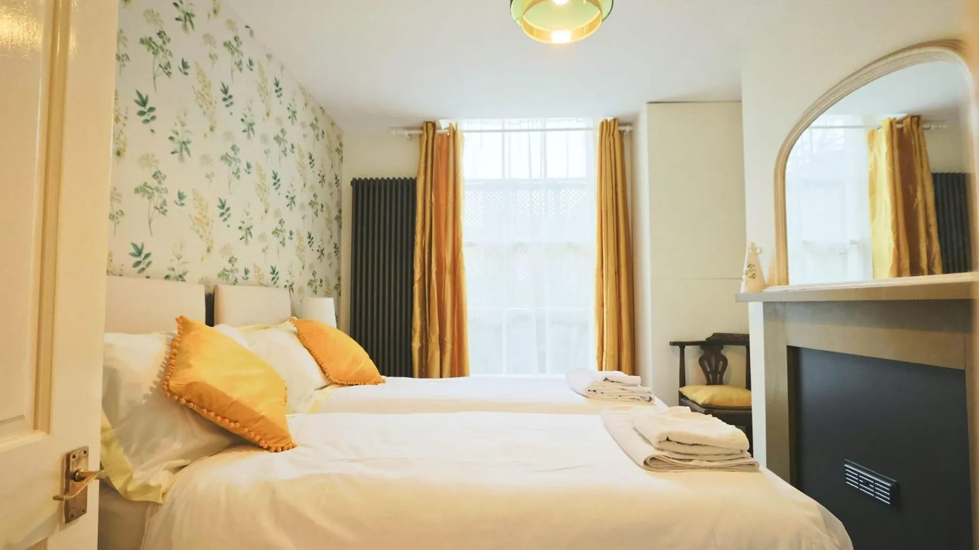 Two Bedroom Flat In Caledonia Place Bristol Apartment