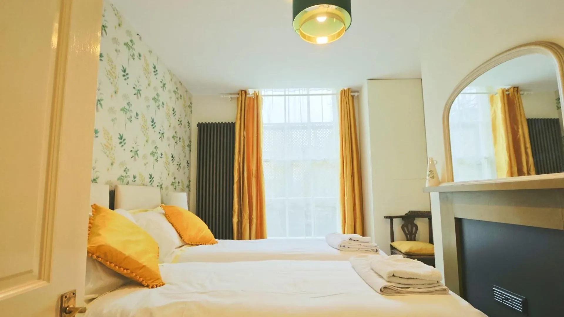 Two Bedroom Flat In Caledonia Place Bristol Apartment